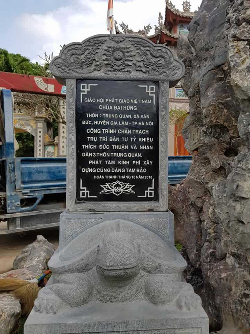Bia đá đặt tại chùa