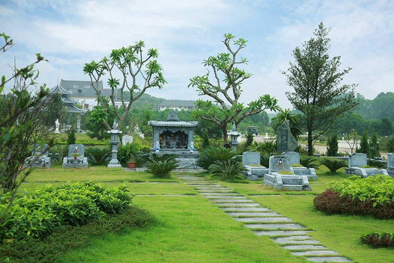 Khuôn viên khu mộ được thiết kế nhiều cây xanh tạo cảnh quan đẹp mắt