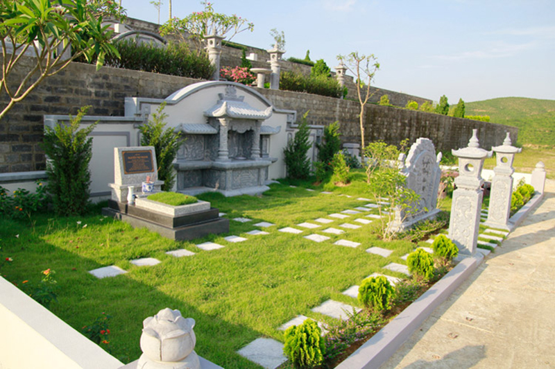Khu lăng mộ gia đình nhỏ thiết kế thảm cỏ xanh và lối đi bằng đá