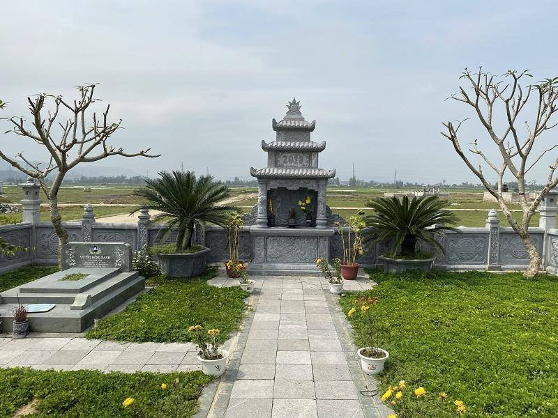 Lăng mộ gia đình thiết kế lăng thờ 3 mái nhỏ, phù hợp với khuôn viên chung