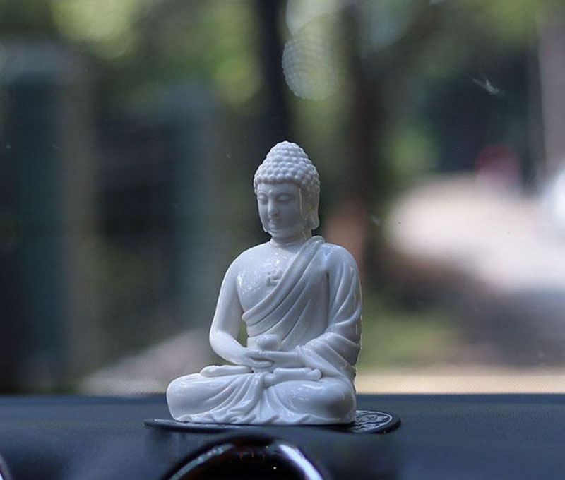 Mẫu tượng Phật A Di Đà bằng đá nhỏ đặt trong xe