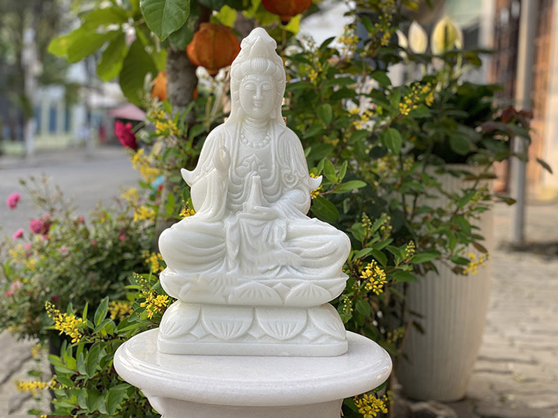 Mẫu tượng Phật Quan Âm bằng đá đặt bàn nhỏ