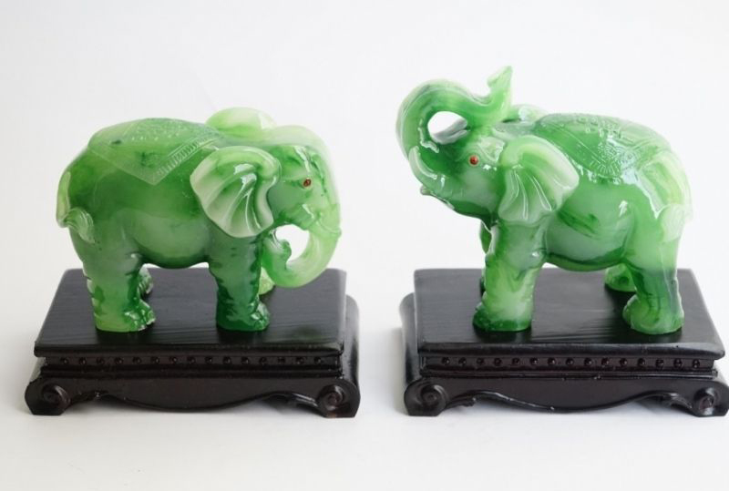 Tượng voi mini làm bằng ngọc trang trí phòng khách