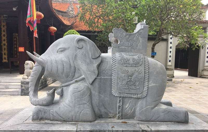 Tượng voi nằm trong đình chùa