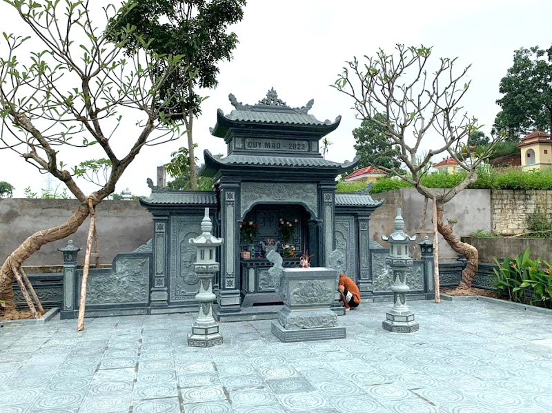 Lăng mộ đá là gì? Chi tiết về cấu tạo, ý nghĩa của lăng mộ đá 2 Lăng mộ đá là một công trình kiến trúc tâm linh làm từ đá tự nhiên nguyên khối, là nơi an nghỉ vĩnh hằng cho người đã khuất